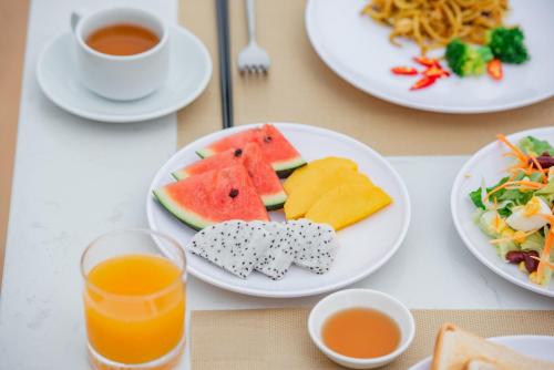 シアヌークビルにあるBillions Hotelの食器一皿とジュース一杯