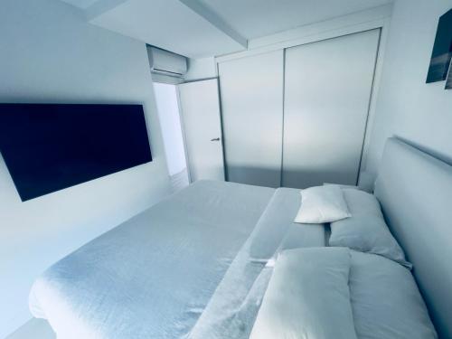 En eller flere senge i et værelse på Modern Concept, Seaside Apartment