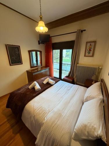 ein Schlafzimmer mit einem großen Bett, auf dem zwei Handtücher liegen in der Unterkunft Platanaki View in Pýli