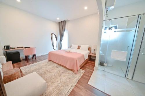 Kon Rung (1)Swan Suite Villa Đà Lạt的带床和玻璃淋浴间的卧室