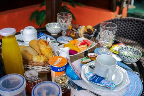 una mesa con una bandeja de comida para el desayuno. en CASA DA ILHA INN and SPA Anexo2, en Angra dos Reis
