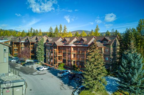 una vista aerea di un complesso di appartamenti con parcheggio di Kimberley Ridge by StayIn a Kimberley