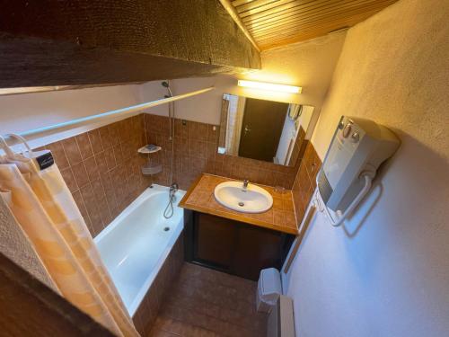 une vue aérienne d'une salle de bain avec baignoire et lavabo dans l'établissement Gîte Pierre Blanche - Village De Gîtes, à Rosières
