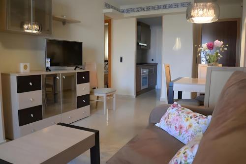 オロペサ・デル・マールにあるMarinador Josmar - Oropesaのソファとテレビのあるリビングルーム