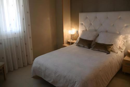 オロペサ・デル・マールにあるMarinador Josmar - Oropesaの大きな白いベッドと窓のある寝室