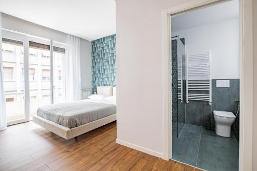 リヴォルノにあるI Bimbi Guesthouseのベッドルーム1室(ベッド1台、シャワー、トイレ付)