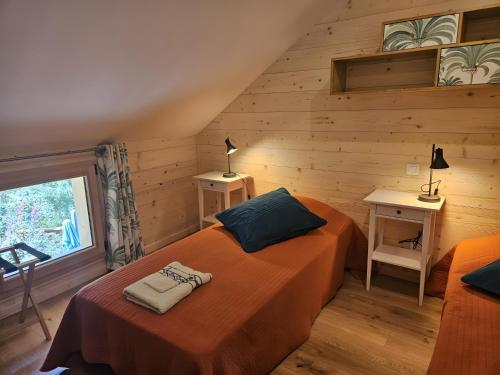 ブリッド・レ・バンにあるChalet La Hulotteの木造の部屋にベッドが2つある寝室