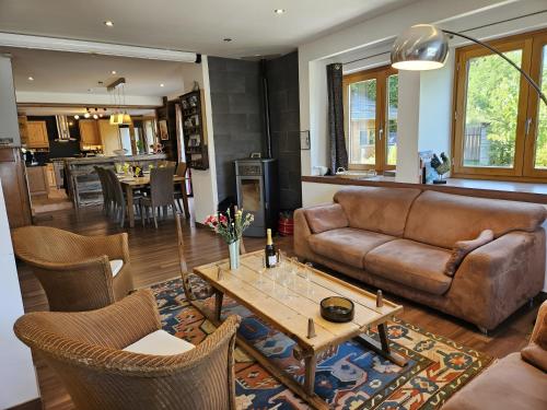 ブリッド・レ・バンにあるChalet La Hulotteのソファとテーブルのあるリビングルーム