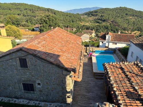 una vista aérea de una casa con techo en La Casa de los Testarros, en Gavilanes