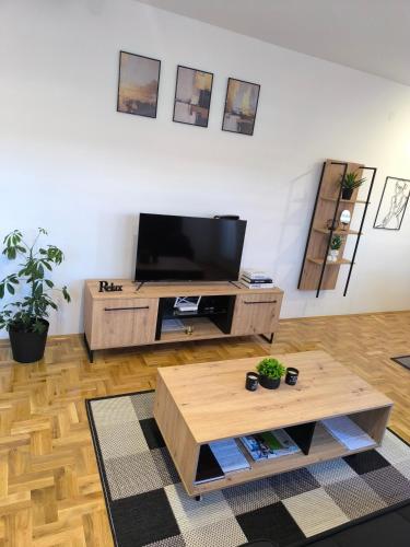 a living room with a tv and a coffee table at Apartman Stefani in Pirot