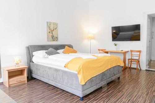 10-Min to City Center Modern 1BR Apt with WIFI, TV