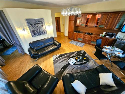 Old Town 2 Bedroom Apartment with Stunning River View by Dome Square and Presidential Castle في ريغا: اطلالة جوية لغرفة معيشة مع اثاث جلد