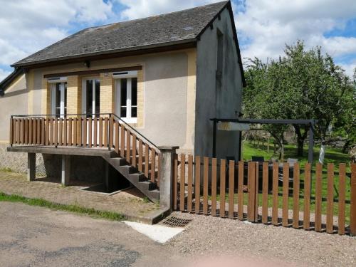 Το κτήριο όπου στεγάζεται  η παραθεριστική κατοικία