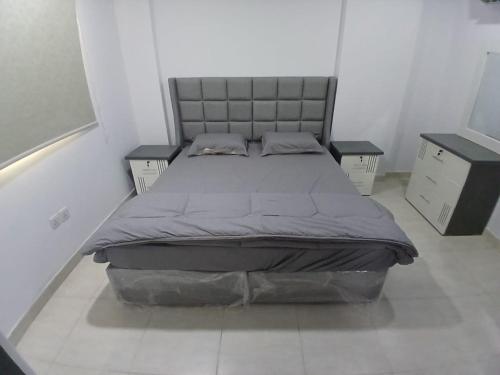 Ένα ή περισσότερα κρεβάτια σε δωμάτιο στο شقق للايجار اليومي و الشهري