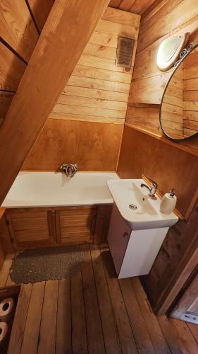 a bathroom with a sink and a tub in a cabin at Gierkówka - Górska Rezydencja Pierwszego Sekretarza in Zwardoń