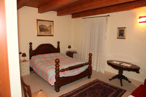 1 dormitorio con cama, mesa y escritorio en Agriturismo Apollinare en Montiano
