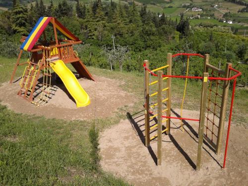 einen Spielplatz mit Rutsche und Rutsche in der Unterkunft Agriturismo Apollinare in Montiano