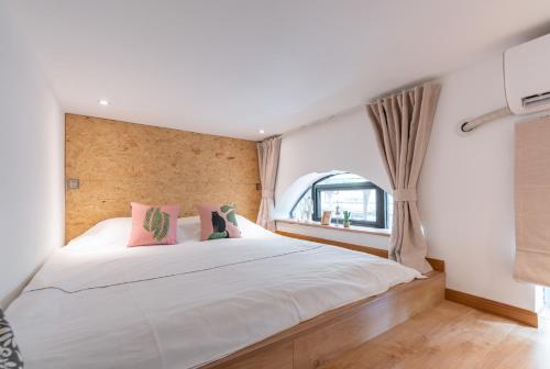 Postel nebo postele na pokoji v ubytování Shanghai Hills&XING 1882 Homestay Near Line2 & Line12 West Nanjing Rd - Jingan District