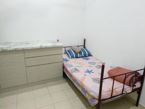 une chambre avec un lit superposé et un comptoir dans l'établissement Infinity Homestay Bandar Cemerlang, à Ulu Tiram