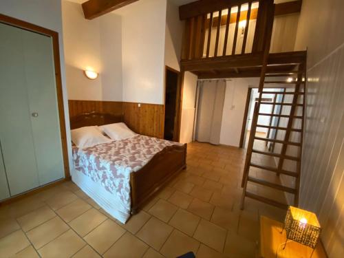 une chambre avec un lit et une échelle dedans dans l'établissement Gîte Estable - Village De Gîtes, à Rosières