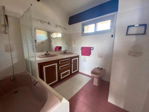 une salle de bain avec une baignoire, un lavabo et des toilettes dans l'établissement Gîte Estable - Village De Gîtes, à Rosières