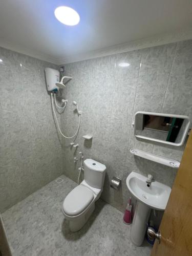 a bathroom with a toilet and a sink at Heyleez Guest House in Himmafushi
