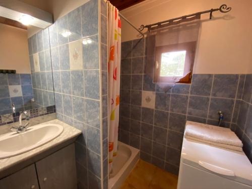 Un baño con lavabo, inodoro y bañera. en Gîte Olivier 1 - Village De Gîtes, en Rosières