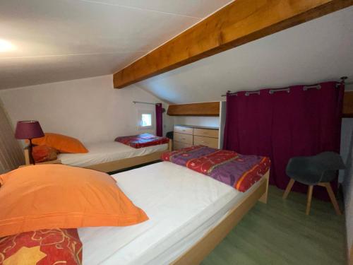 Ένα ή περισσότερα κρεβάτια σε δωμάτιο στο Gîte Clapas - Village De Gîtes