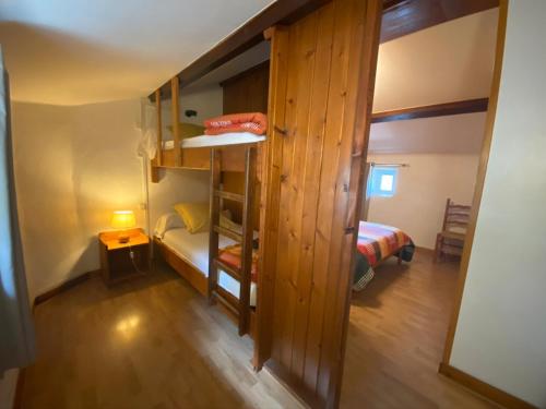 Ένα ή περισσότερα κρεβάτια σε δωμάτιο στο Gite Feneire - Village De Gîtes