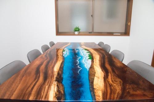 a table with a view of the ocean painted on it at NewOpen, Stella Rinku, りんくうタウン駅徒歩10分, 一棟貸切, 関西空港まで6分 in Izumi-Sano