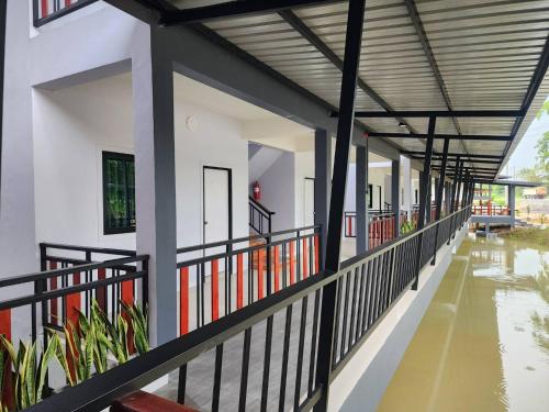 an external view of a house with a balcony at บ้านร่มไทร Ban Romsai Nadoem Suratthani in Ban Don Yung