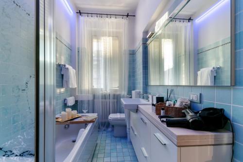 une salle de bain avec une baignoire, un lavabo et des toilettes dans l'établissement Cavour Suite Luxury, à Bologne