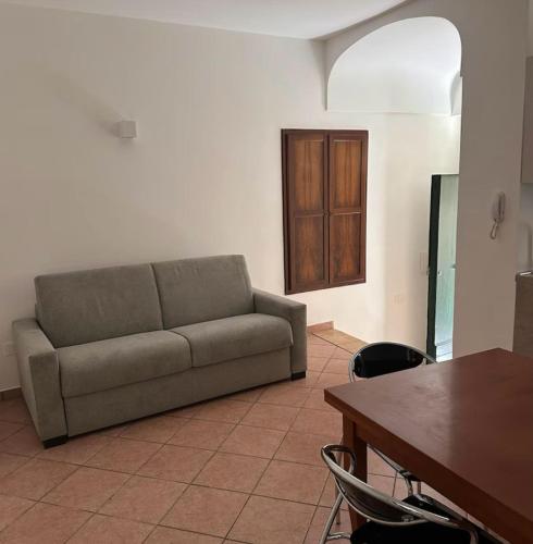 a living room with a couch and a table at B&b Vico mercanti in Vibo Valentia