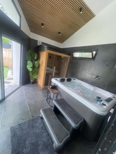 Photo de la galerie de l'établissement Cozy Loft with Sauna and Hot Tub, à Sarcelles
