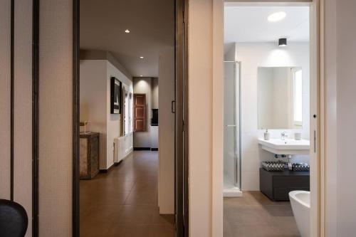 Central Designer Penthouse with Private Terrace