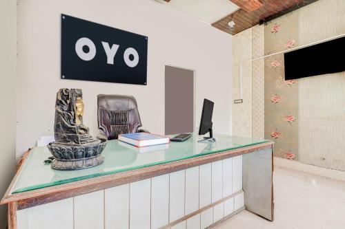 un bureau avec un bureau, un ordinateur et une chaise dans l'établissement Hotel O Shotel, à Narela