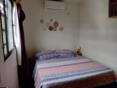 a bedroom with a bed in a room with a window at Casa Módulo Bellavista in Bella Vista
