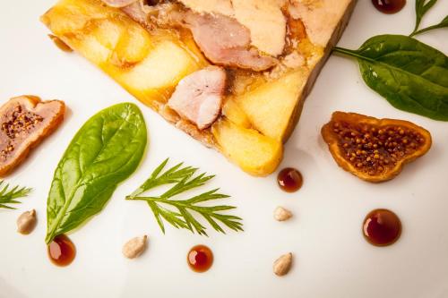 Makanan di atau berdekatan hotel