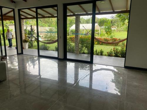 a shadow of a person standing in a room with doorsopens at Cómoda Finca de Descanso en Urabá in Estación El Salto