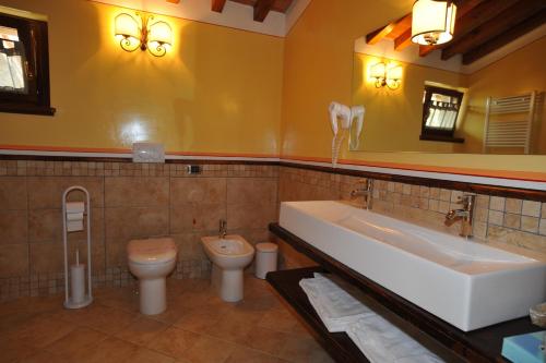 a bathroom with a tub and a toilet and a sink at La Torricella in Poppi