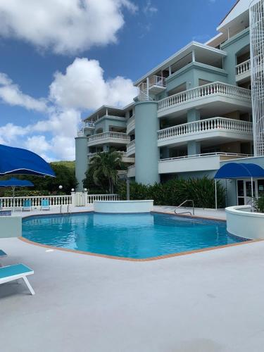 una piscina di fronte a un edificio di Residence Piscadera Bay a Willemstad