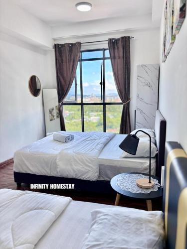 twee bedden in een kamer met een raam bij Studio room in Donggongon