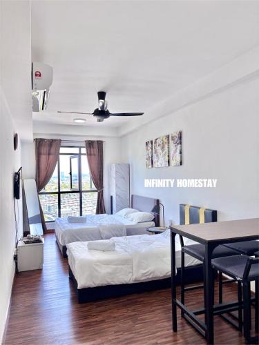 een kamer met twee bedden en een tafel erin bij Studio room in Donggongon