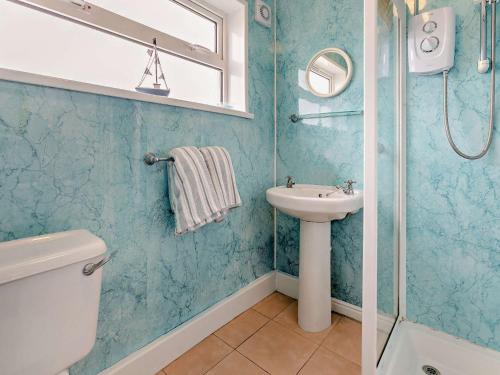 Koupelna v ubytování 2 Bed in Mullion Cove 36430