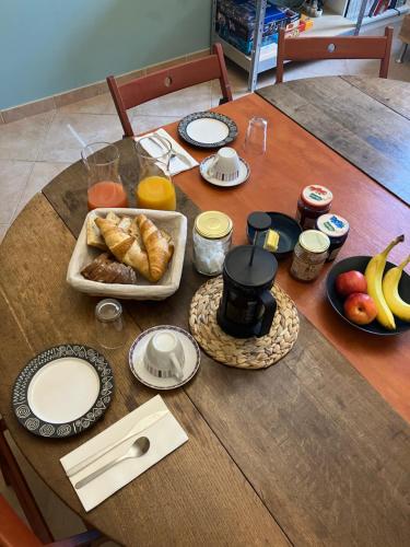 een houten tafel met eten erop bij Amis Wine House in Pomerol