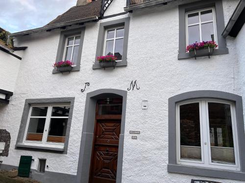 Το κτήριο όπου στεγάζεται  το διαμέρισμα