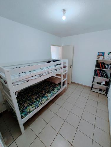 Ένα ή περισσότερα κρεβάτια σε δωμάτιο στο Charming F3 apartment with pool
