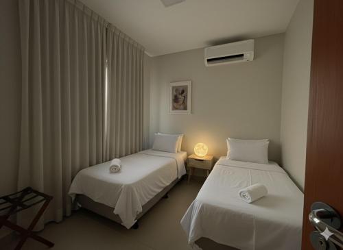 two beds in a hotel room with at Le Chardon Residence in Ananindeua