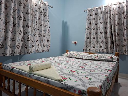 KāsarkodにあるRio'sのカーテンとベッドサイドサイドサイドサイドサイドサイドサイドサイドサイドサイドサイドサイドサイドサイドサイドサイドサイドサイドサイドサイドサイドサイドサイドサイドサイドサイドサイドサイドサイドサイドサイドサイドサイドサイドサイドサイドサイドサイドサイドサイドサイドサイドサイドサイドサイドサイドサイドサイドサイドサイドサイドサイドサイドベッド