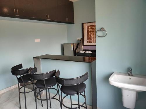KāsarkodにあるRio'sのキッチン(カウンター、スツール、シンク付)